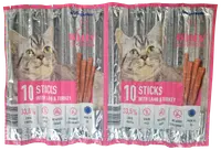 Pakke med 10 kattegodt sticks med laks og ørred, 33,5% råprotein, kornfri, uden tilsat sukker eller farvestoffer, fremstillet i EU. Sølvpakning med kattebillede.