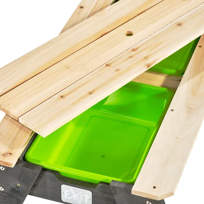 Træ-picnicbord med aftagelig top, der afslører en lys grøn plastbeholder under. Perfekt til børns aktiviteter, sand eller vandleg. Robust, naturlig træfinish.