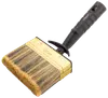 Flad pensel med 70 mm brede børster, guldfarvet metalbånd og sort ergonomisk plastgreb med riller og ophængshul. Velegnet til maling af store flader.