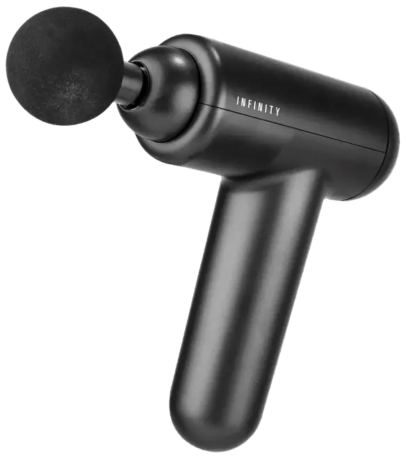 Sort håndholdt massagepistol med ergonomisk greb, rund skum-tilsats og "INFINITY" mærke. Til dybdegående muskelmassage, kompakt og nem at transportere til hjemmet eller fitness.