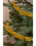 Guldglimmerguirlande viklet rundt om en grøn kunstig juletræsgren med skinnende metalliske tråde. Perfekt til juletræspynt og festlig dekoration i hjemmet.