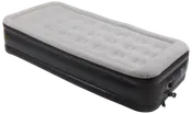 Uppblåsbar enkelsäng med upphöjda kanter, mjuk ljusgrå ovansida och svarta sidor. Inbyggd elektrisk pump för enkel uppblåsning och tömning. Hållbar och portabel.