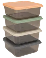 Fyra rektangulära matlådor med färgade lock (persika, grön, vit, grå). Transparent plast, stapelbara, perfekta för matförvaring eller matlådor.