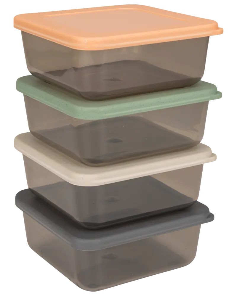 Fyra rektangulära matlådor med färgade lock (persika, grön, vit, grå). Transparent plast, stapelbara, perfekta för matförvaring eller matlådor.