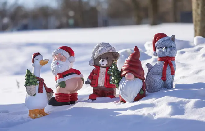 Sæt med fem festlige vinterfigurer: and, julemand, bamse, nisse og kat, alle i rødt juletøj med tørklæder, huer og sneagtig tekstur.
