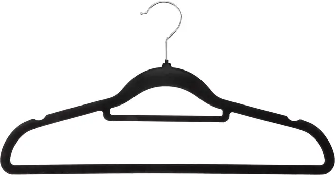 Sort velour bøjle med skridsikker overflade, sølv metal krog, buede skuldre og tværstang til bukser eller tilbehør. Slankt design sparer plads i skabet.