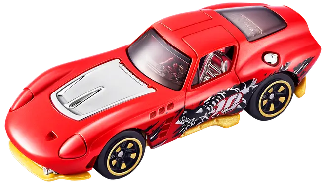 Rød legetøjsbil i metal med sølvfarvet motorhjelm, sorte og hvide flammegrafikker, gule hjul med sorte fælge og tonede ruder. Sporty design og detaljeret interiør.