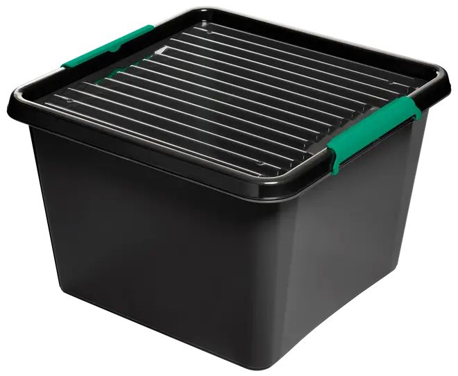 Stor svart plastförvaringslåda med räfflat lock och två gröna låshandtag på sidorna, utformad för säker och stapelbar förvaring av hem- eller kontorsartiklar.