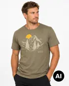 Oliven crewneck T-shirt med korte ærmer og bjerg- og solgrafik samt lille 360 Outdoor-logo på brystet. - Billedet er skabt med AI