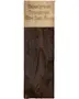 Træprøve med Sagasupreme Transparent Ultra Deep Brown bejdse. Toppen er ubehandlet, bunden viser en dyb brun transparent finish, der fremhæver træets årer.