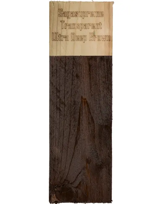 Træprøve med Sagasupreme Transparent Ultra Deep Brown bejdse. Toppen er ubehandlet, bunden viser en dyb brun transparent finish, der fremhæver træets årer.