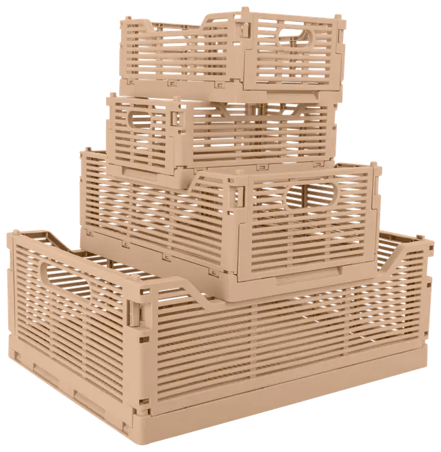 Stabel af fire beige plastikkasser med slidsede sider og håndtag. Forskellige størrelser, sammenklappelige og stabelbare, perfekte til opbevaring og transport af ting.
