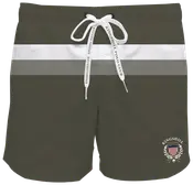 Herre-badeshorts i olivengrøn med hvidt vandret bånd, hvid snøre med "Kingshill Polo Club" tekst og Kingshill Polo Club-logo på venstre ben.