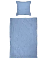 Enkelt sengetøjssæt med pudebetræk og dynebetræk i lysegrøn farve med tynde hvide lodrette striber. Lavet af blødt stof, ideelt til et moderne, minimalistisk soveværelse.