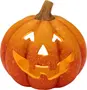 Orange udskåret græskardekoration som jack-o'-lantern med smilende ansigt, trekantede øjne og næse samt brun stilk.