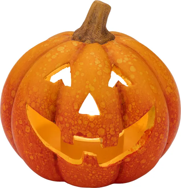 Orange udskåret græskardekoration som jack-o'-lantern med smilende ansigt, trekantede øjne og næse samt brun stilk.