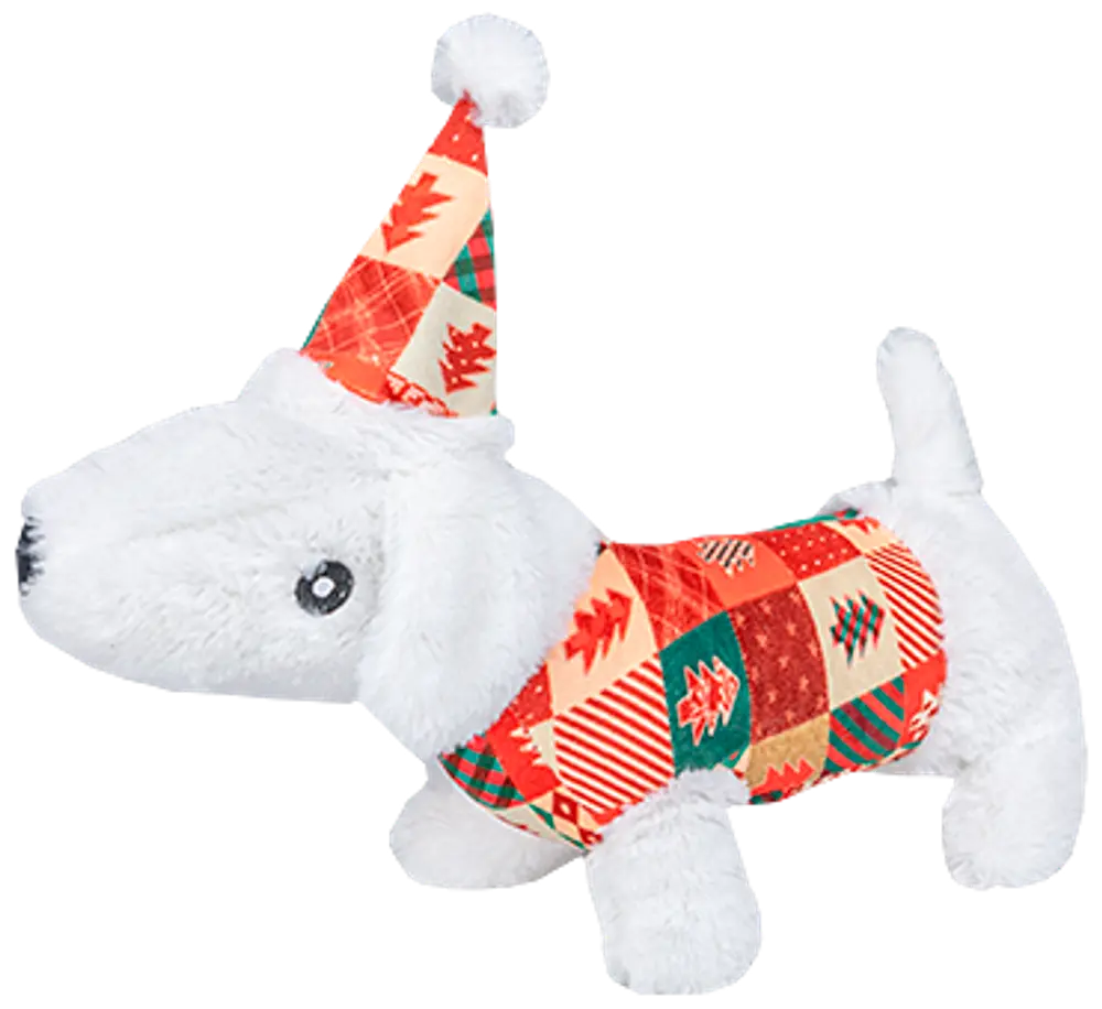 Hvidt plyshundelegetøj iført rød og grøn patchwork-sweater og matchende festlig hat med kvast, dekoreret med juletræsmønstre. Blød, krammevenlig og ideel som julegave.