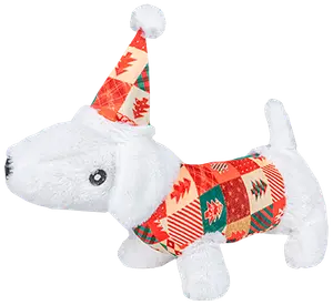 Vit mjukishund med rödgrön lapptäckströja och matchande festlig hatt med tofs, dekorerad med julgransmönster. Mjuk, gosig och perfekt som julklapp.