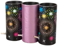 Pakke med tre cylindriske fyrværkerier med farverige fyrværkerimotiver på sort papir og synlige lunter. Den midterste er indpakket i skinnende lilla papir.