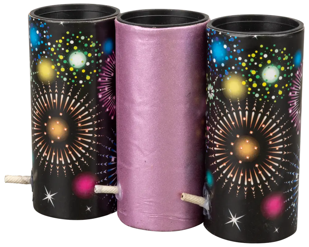 Pakke med tre cylindriske fyrværkerier med farverige fyrværkerimotiver på sort papir og synlige lunter. Den midterste er indpakket i skinnende lilla papir.