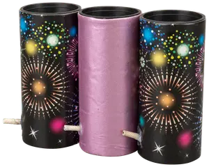 Pakke med tre cylindriske fyrværkerier med farverige fyrværkerimotiver på sort papir og synlige lunter. Den midterste er indpakket i skinnende lilla papir.