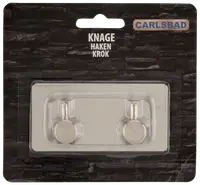 Set med två runda, silverfärgade metallkrokar med självhäftande baksida, lämpliga för att hänga handdukar eller nycklar. Förpackade på svart Carlsbad-kort.