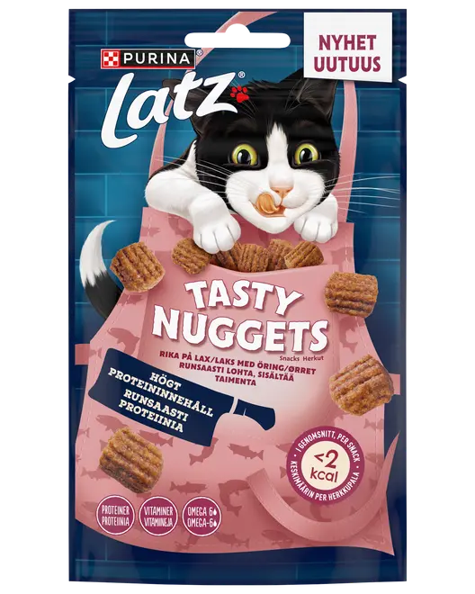 Purina Latz Tasty Nuggets kattgodis, laxsmak, högt proteininnehåll, vitaminer, omega 6, mindre än 2 kcal per bit, återförslutningsbar blå och rosa påse med lekfull kattillustration.