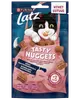 Purina Latz Tasty Nuggets kattgodis, laxsmak, högt proteininnehåll, vitaminer, omega 6, mindre än 2 kcal per bit, återförslutningsbar blå och rosa påse med lekfull kattillustration.