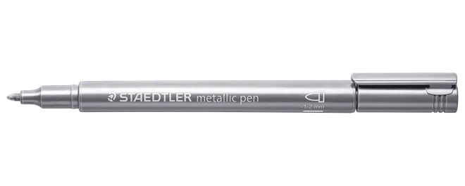 Sølvfarvet metallic pen med fin spids, mærket STAEDTLER metallic pen. Velegnet til skrivning eller tegning. Har clip-låg og slankt, skinnende design.