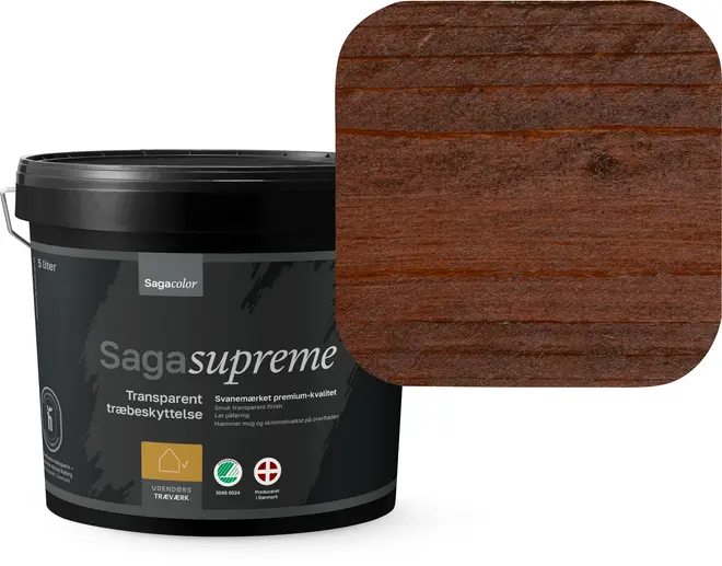 Saga Supreme transparent træbeskyttelse, 5 liters sort plastspand, vist med prøve af dyb brun træfinish. Velegnet til udendørs træværk, premium kvalitet, miljømærket.