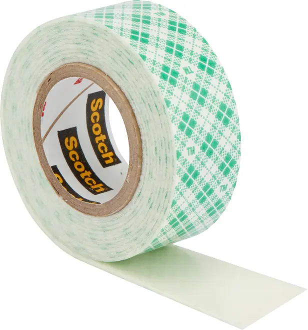 Rulle Scotch dobbeltklæbende tape med grønt ternet mønster, klar klæbestrimmel og papkerne. Velegnet til montering, hobby og kontorbrug. Stærk, ren limning.