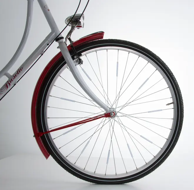 Forhjul på bycykel med sølv eger, sort dæk, rød skærm og forlygte. Stellet er hvidt med "Busetto" mærke på skrårøret.