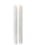 Två vita LED-stearinljus med realistisk lågeffekt. Slät, cylindrisk design, batteridrivna, passar i ljusstakar. Ett säkert alternativ till vanliga stearinljus.
