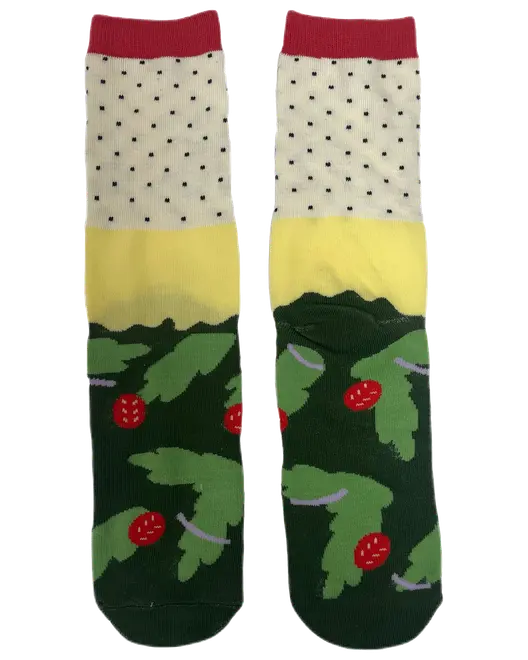 Ett par strumpor med röd mudd, cremefärgad topp med svarta prickar, gul mitt och grön nederdel med järneksblad och röda bär. Färgglad, festlig design.