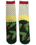 Ett par strumpor med röd mudd, cremefärgad topp med svarta prickar, gul mitt och grön nederdel med järneksblad och röda bär. Färgglad, festlig design.