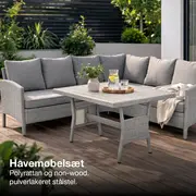 Gråt havemøbelsæt med sofa og bord på terrasse