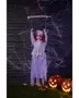 Hängande spökdekoration med lysande röda ögon, vit trasig klänning och skrämmande ansikte. Inkluderar gunga, perfekt för Halloween. Två snidade pumpor bredvid.