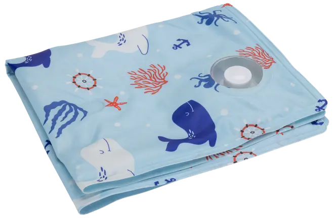 Sammenfoldet blå vakuumopbevaringspose med havtema-print, herunder hvaler, koraller og ankre. Har en hvid luftventil til vakuumforsegling. Fremstillet i plast, velegnet til tøj eller sengetøj.