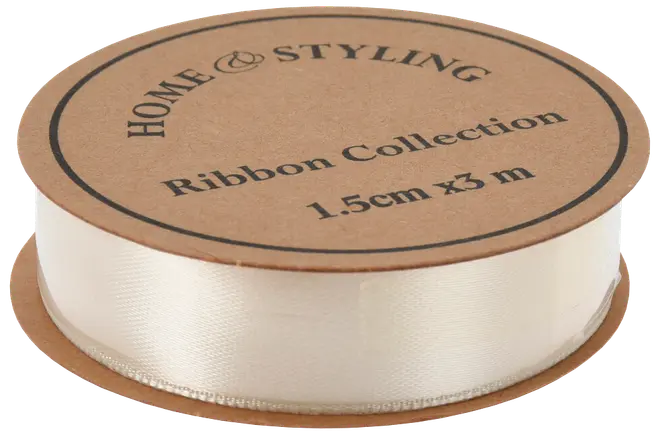 Elfenbensfärgat satinband, 1,5 cm brett och 3 meter långt, på en rund kartongspole märkt 'Home & Styling Ribbon Collection.'