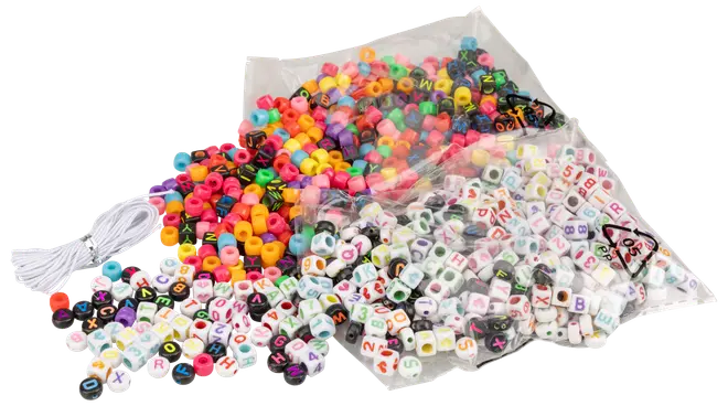 Blandet farverige plastikperler og alfabetperler i poser, med hvid snor inkluderet. Perfekt til smykkefremstilling, hobby og personlige accessories. Perlerne har forskellige farver og bogstaver.