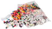 Blandet farverige plastikperler og alfabetperler i poser, med hvid snor inkluderet. Perfekt til smykkefremstilling, hobby og personlige accessories. Perlerne har forskellige farver og bogstaver.