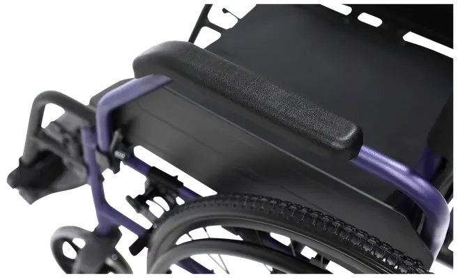 Närbild av rullstolsarmstöd med svart vadderad kudde, robust lila ram och stort bakhjul. Sitsen är svart och utformad för komfort och stöd.