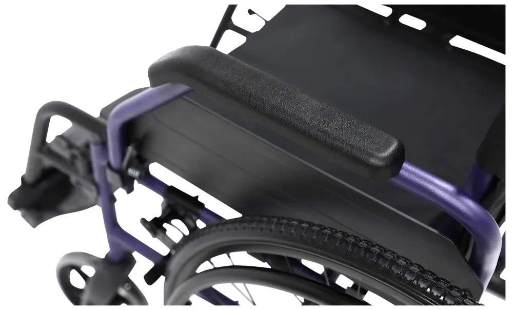 Närbild av rullstolsarmstöd med svart vadderad kudde, robust lila ram och stort bakhjul. Sitsen är svart och utformad för komfort och stöd.