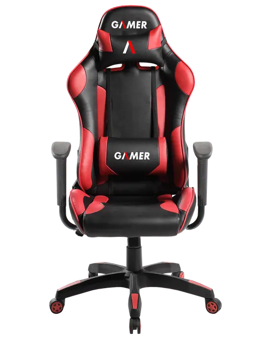 Svart och röd ergonomisk gamingstol med justerbara armstöd, hög rygg, nackstöd och svankkudde. "GAMER"-text på nackstöd och kudde. Snurrbar bas med hjul.
