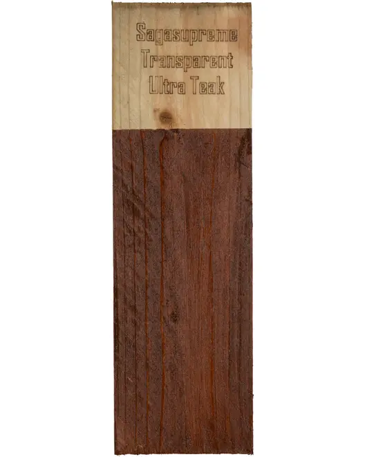 Træprøve med Sagasupreme Transparent Ultra Teak finish. Øverste halvdel er ubehandlet lyst træ, nederste halvdel har en mørk teakfarvet bejdse med synlig åretegning.