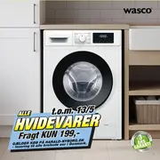 Hvid vaskemaskine står på gulv i bryggers