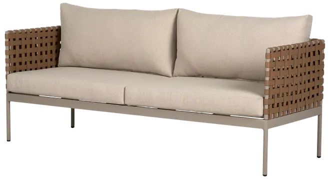 Moderne beige sofa med metalstel, flettede brune lædersider og tykke sæde- og ryghynder. Plads til tre personer. Velegnet til stue eller terrasse.
