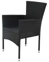 Svart utomhusfåtölj med flätad rottingdesign, hög rygg och stadiga metallben med silverfärgade ändar. Passar uteplats eller trädgård, bekväm och modern stil.