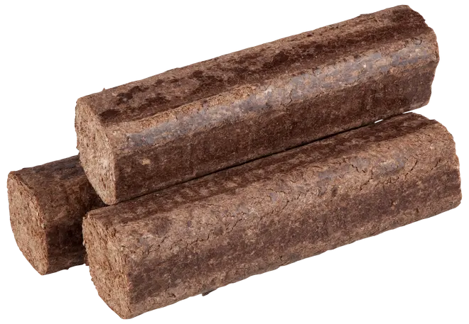 Tre komprimerede træbriketter, cylindrisk form, brun farve, grov tekstur. Bruges som brændsel til pejse eller ovne. Ensartet størrelse, rene kanter, nemme at stable.