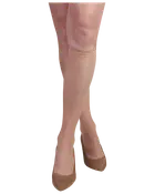 Genomskinliga hudfärgade stay-up-strumpor med bred kant och bruna spetsiga ballerinaskor på modellens ben.